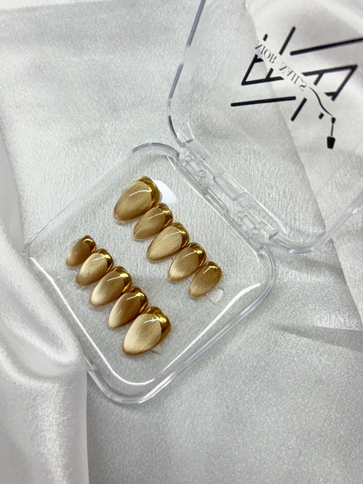 Golden Cat-Eye  Chrome Nails
